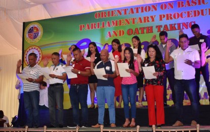 <p>Leyte Governor Leopoldo Dominico Petilla administers the oath-taking of new set of village officials in Palo, Leyte. <em>(photo from PB page of Palo LGU)</em></p>